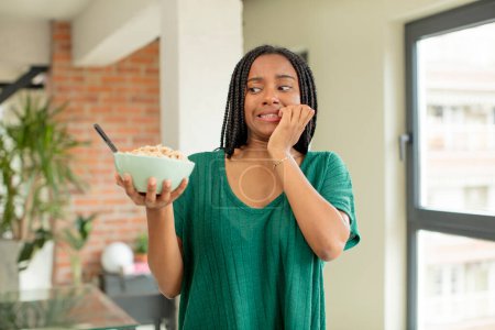 Foto de Negro afro mujer sintiéndose asustado, preocupado o enojado y mirando a un lado. concepto de plato de desayuno - Imagen libre de derechos