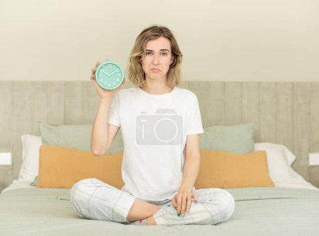 Foto de Mujer bonita sintiéndose triste y quejumbroso con una mirada infeliz y llorando concepto de despertador - Imagen libre de derechos