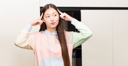 Téléchargez les photos : Asian pretty woman at new home kitchen - en image libre de droit