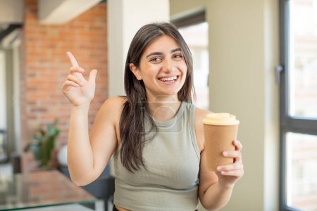 Téléchargez les photos : Jeune femme se sentant comme un génie heureux et excité après avoir réalisé une idée. emporter café - en image libre de droit