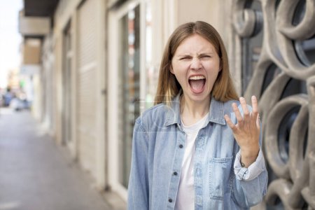 Foto de Bastante joven mujer mirando enojado, molesto y frustrado gritando wtf o lo que está mal con usted - Imagen libre de derechos