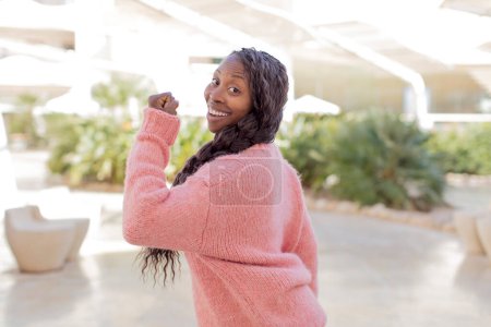 Téléchargez les photos : Afro jolie femme noire se sentir heureuse, positive et réussie, motivée face à un défi ou célébrer de bons résultats - en image libre de droit