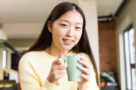 Téléchargez les photos : Asiatique jolie femme avec un café tasse à cool maison - en image libre de droit