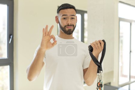 Foto de Árabe hombre guapo árabe hombre sintiéndose feliz, mostrando aprobación con buen gesto. concepto de fitness - Imagen libre de derechos