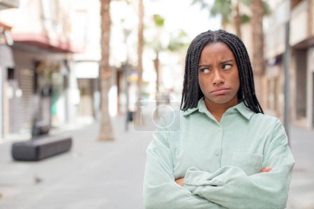 Téléchargez les photos : Afro jolie femme noire se sentant mécontente et déçue, l'air grave, agacée et en colère avec les bras croisés - en image libre de droit