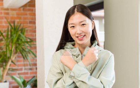 Téléchargez les photos : Asian pretty woman at new home interior - en image libre de droit