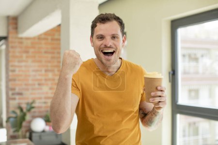 Téléchargez les photos : Se sentir choqué, rire et célébrer le succès. emporter le café. concept ramen à emporter - en image libre de droit