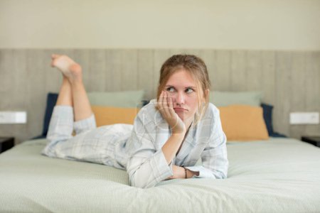 Foto de Joven bonita mujer sintiéndose aburrida, frustrada y soñolienta después de un cansancio. concepto de ropa de dormir - Imagen libre de derechos