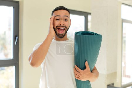 Téléchargez les photos : Arabe bel homme arabe homme se sentant heureux et étonné de quelque chose d'incroyable. yoga concept mat - en image libre de droit