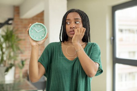 Foto de Negro afro mujer sintiéndose asustado, preocupado o enojado y mirando a un lado. concepto de despertador - Imagen libre de derechos