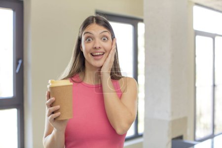 Téléchargez les photos : Jeune jolie femme se sentant heureuse et étonnée de quelque chose d'incroyable. concept de café à emporter - en image libre de droit