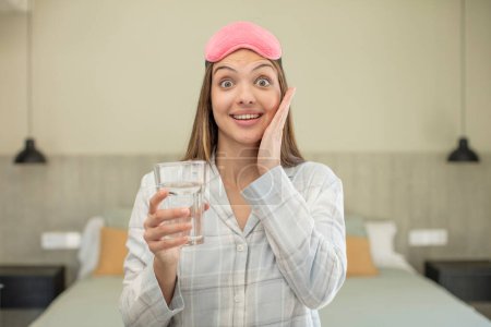 Téléchargez les photos : Jeune jolie femme se sentant heureuse et étonnée de quelque chose d'incroyable. concept de verre d'eau - en image libre de droit