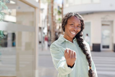 Foto de Afro bonita mujer negra sintiéndose feliz, exitoso y seguro, frente a un desafío y diciendo que lo traiga en! o darle la bienvenida - Imagen libre de derechos
