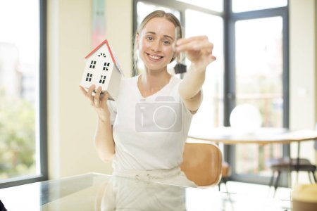 Foto de Modelo sosteniendo una casa. concepto casero - Imagen libre de derechos