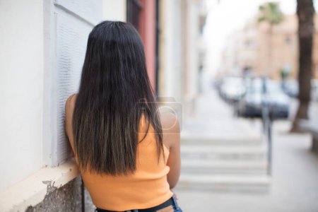 Téléchargez les photos : Jeune femme à l'extérieur avec un espace de copie - en image libre de droit