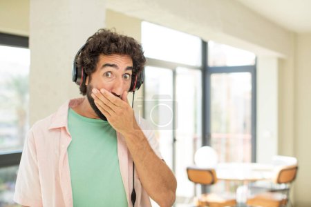 Téléchargez les photos : Jeune homme fou écouter de la musique avec des écouteurs - en image libre de droit