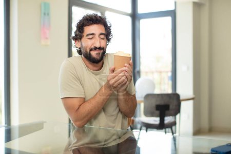 Téléchargez les photos : Jeune homme avec une tasse de café - en image libre de droit