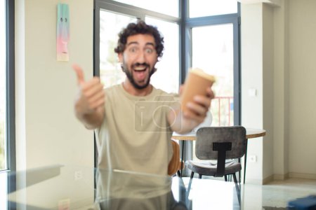 Téléchargez les photos : Jeune homme avec une tasse de café - en image libre de droit
