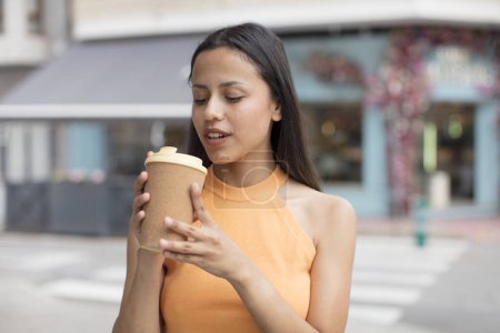Téléchargez les photos : Femme hispanique avec une tasse de café à emporter - en image libre de droit