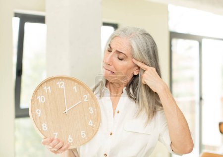 Foto de Mujer mayor con un reloj - Imagen libre de derechos