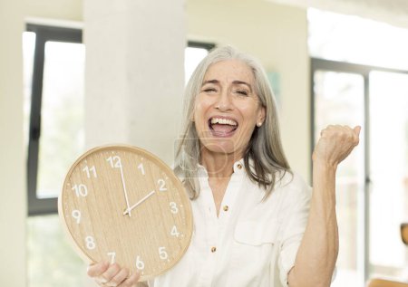 Foto de Mujer mayor con un reloj - Imagen libre de derechos