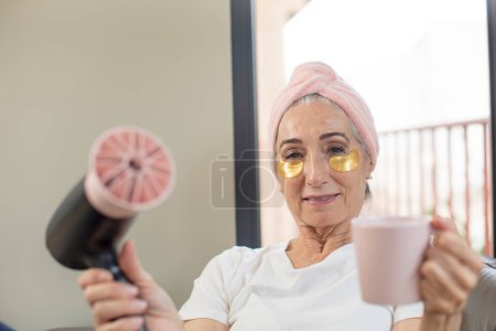 Foto de Mujer adulta con una máscara facial - Imagen libre de derechos