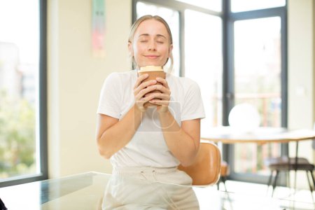 Téléchargez les photos : Jeune jolie femme avec un café à emporter - en image libre de droit