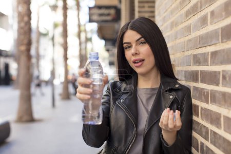 Foto de Joven bonita mujer con una botella de agua - Imagen libre de derechos