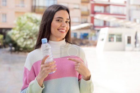 Téléchargez les photos : Jeune jolie femme avec une bouteille d'eau - en image libre de droit