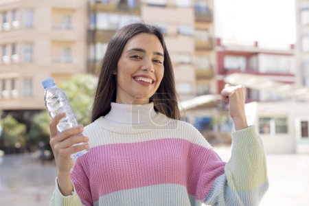 Foto de Joven bonita mujer con una botella de agua - Imagen libre de derechos