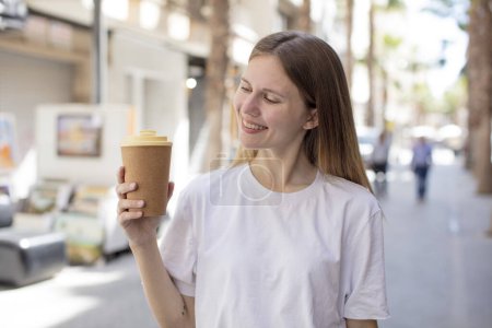 Téléchargez les photos : Jeune jolie femme avec du café - en image libre de droit