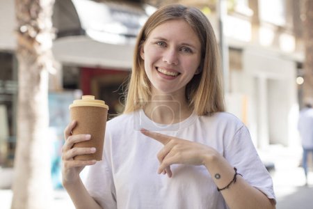 Téléchargez les photos : Jeune jolie femme avec du café - en image libre de droit