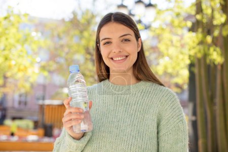 Téléchargez les photos : Jeune jolie femme avec une bouteille d'eau - en image libre de droit