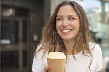 Téléchargez les photos : Hispanique jolie femme avec café - en image libre de droit