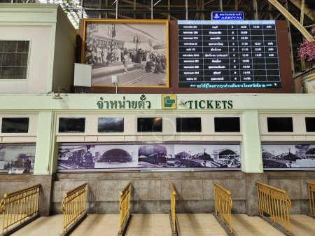 Foto de Taquilla en la estación de tren Hua Lamphong Hay una pantalla de las mesas de llegadas y salidas sobre el mostrador de entradas. Los pasajeros pueden ver el número de la plataforma aquí. Bangkok, Tailandia, 2022,10,02. - Imagen libre de derechos