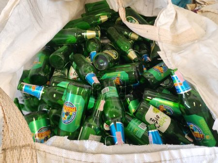 Téléchargez les photos : Séparez les déchets utilisés pour le recyclage. Déchets pouvant être vendus ou réutilisés tels que le papier, les bouteilles en verre, les bouteilles en plastique, les canettes de boissons et la ferraille pour réduire les déchets Bangkok, Thaïlande, 2022-11-10 - en image libre de droit
