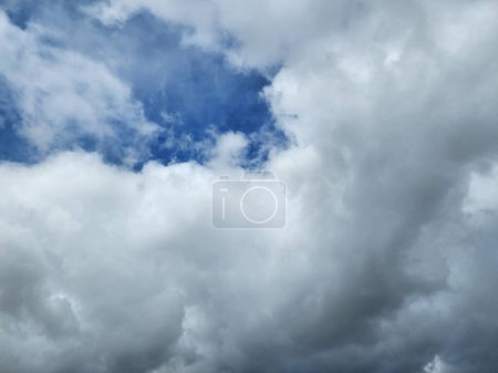 Téléchargez les photos : Avant la tempête, le ciel était fortement nuageux avec quelques nuages noirs. - en image libre de droit