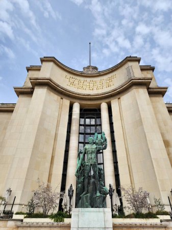 Téléchargez les photos : Les Jardins du Trocadéro présentent une statue en bronze de la sculpture Apollo Bonze d'Henri Bouchard. Paris, France. 2023-03-29. - en image libre de droit