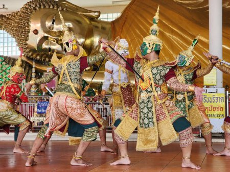 Téléchargez les photos : Pantomime est une forme de danse ancienne et avancée de la Thaïlande. Il existe depuis la période Ayutthaya. Il y a des costumes, des instruments de musique. montrera l'histoire de Ramakien Bangkok, Thaïlande 2024-03-17 - en image libre de droit