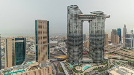 Téléchargez les photos : Pnorama montrant l'horizon futuriste du centre-ville et du quartier financier de Dubaï. Beaucoup de tours et gratte-ciel avec circulation dans les rues. Quartier de promenade de ville sur un fond - en image libre de droit