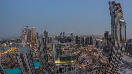 Foto de Panorama aéreo de una gran ciudad futurista día a noche timelapse transición. Bahía de negocios y distrito centro con muchos rascacielos y casas tradicionales, Dubai, Emiratos Árabes Unidos skyline. - Imagen libre de derechos