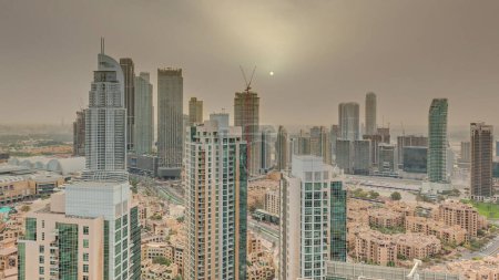 Foto de Salida del sol panorámica aérea sobre gran timelapse ciudad futurista. Bahía de negocios y el centro de la ciudad con rascacielos y casas tradicionales. Cielo nebuloso en Dubai, Emiratos Árabes Unidos skyline. - Imagen libre de derechos
