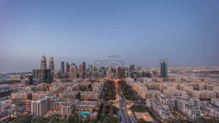 Foto de Panorama de rascacielos en el distrito de Barsha Heights y edificios de poca altura en el distrito de Greens. Dubai skyline con el tráfico en las calles - Imagen libre de derechos