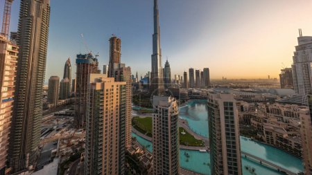 Téléchargez les photos : Dubaï Paysage urbain du centre-ville avec les gratte-ciel les plus hauts timelapse panoramique aérienne pendant toute la journée avec des ombres se déplaçant rapidement du lever au coucher du soleil. Site de construction de nouvelles tours d'en haut - en image libre de droit