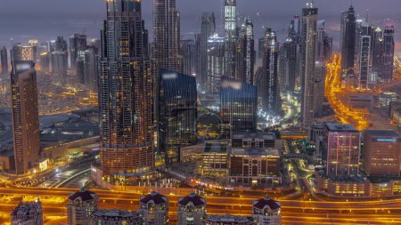 Téléchargez les photos : Vue aérienne des plus hautes tours de Dubaï Skyline du centre-ville de nuit au jour période de transition avant le lever du soleil. Quartier financier et zone d'affaires dans une ville urbaine intelligente. gratte-ciel et immeubles de bureaux - en image libre de droit