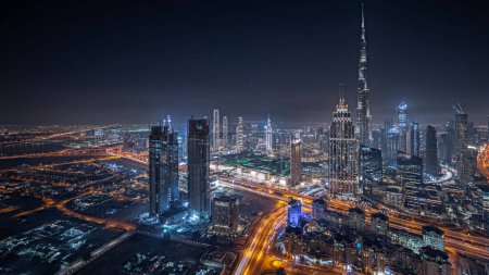 Téléchargez les photos : Panorama montrant une vue aérienne des plus hautes tours de Dubaï Panorama de l'horizon du centre-ville et de l'autoroute nocturne. Quartier financier et zone d'affaires dans une ville urbaine intelligente. gratte-ciel et immeubles de grande hauteur - en image libre de droit