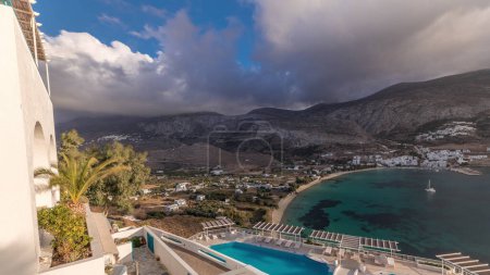 Téléchargez les photos : Panorama montrant l'île d'Amorgos timelapse aérien d'en haut avec des nuages avant le coucher du soleil. Grèce traditionnelle - maisons blanches sur les collines et la mer turquoise, Cyclades - en image libre de droit