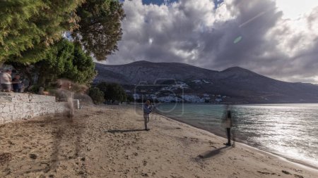 Téléchargez les photos : Panorama montrant l'île d'Amorgos timelapse aérien d'en haut avec des nuages sur un ciel bleu. Grèce traditionnelle - plage avec collines et mer turquoise, Cyclades - en image libre de droit