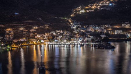 Foto de Amorgos isla aérea noche timelapse desde arriba. Grecia tradicional - casas blancas iluminadas en colinas y puerto marítimo en puerto, Cícladas - Imagen libre de derechos