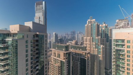 Foto de Panorama del timelapse aéreo de la ciudad de Dubái. skyline urbano con rascacielos modernos y torres de construcción desde arriba - Imagen libre de derechos